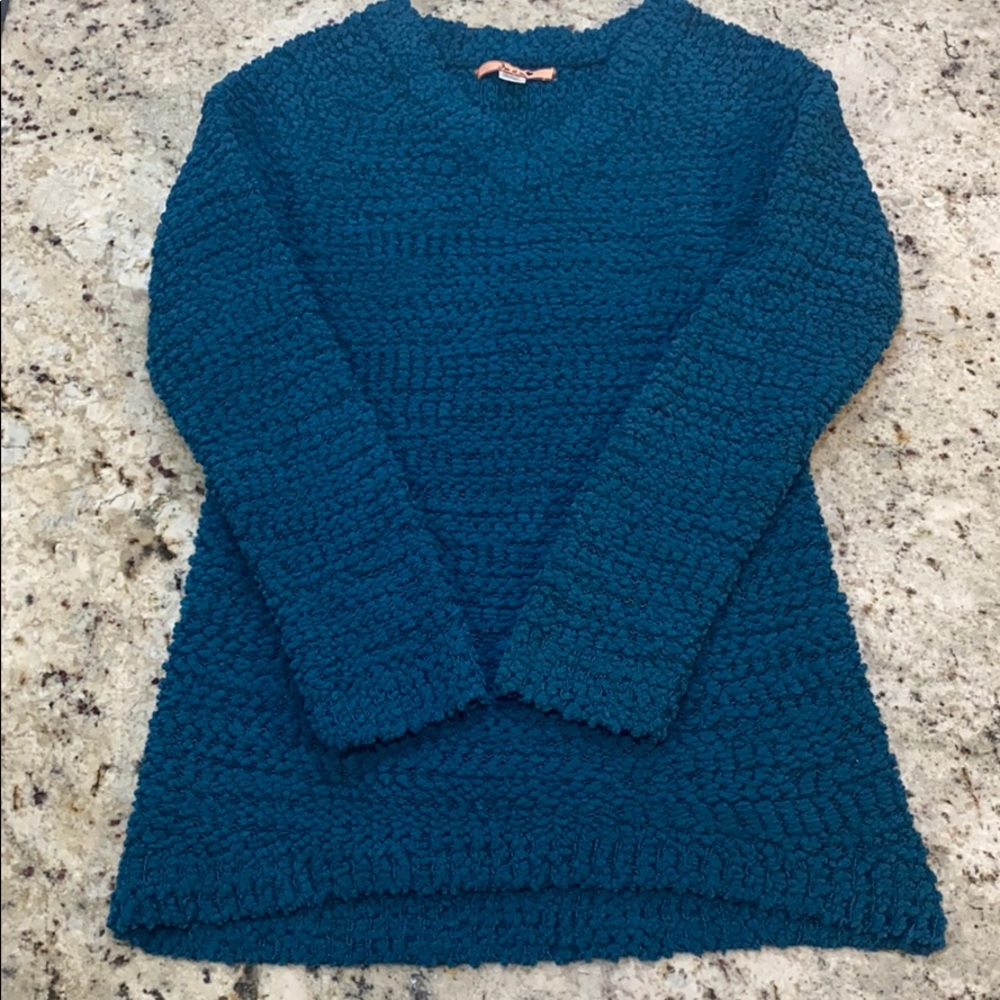 V-Neck Pullover, High-Low Style - Picture 2 of 6